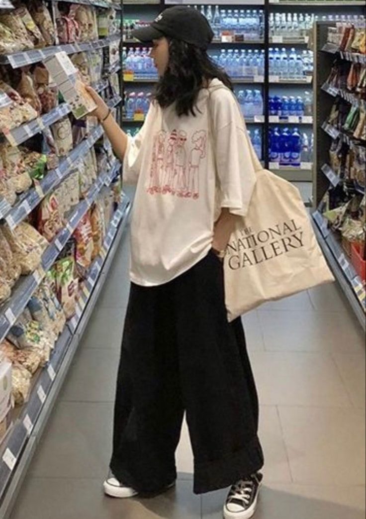MENINA USANDO CAMISETA OVERSIZED NO MERCADO