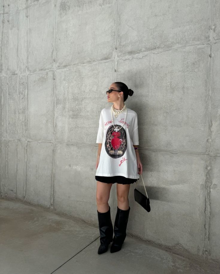 menina com camiseta oversized mais saia e bota